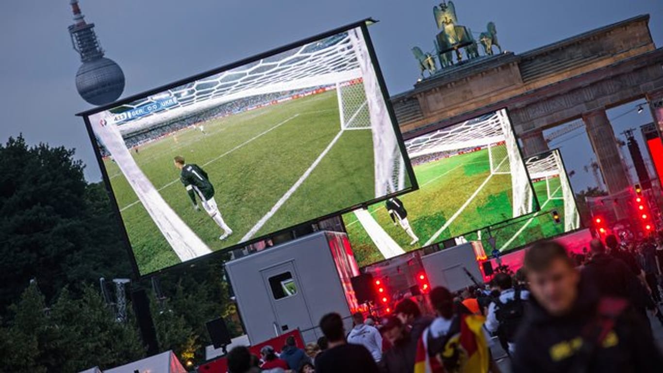 Hinter dem zweiten Großbildschirm werden die Fans auf der Berliner Fanmeile weniger.