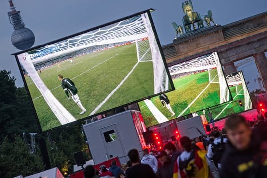 Hinter dem zweiten Großbildschirm werden die Fans auf der Berliner Fanmeile weniger.
