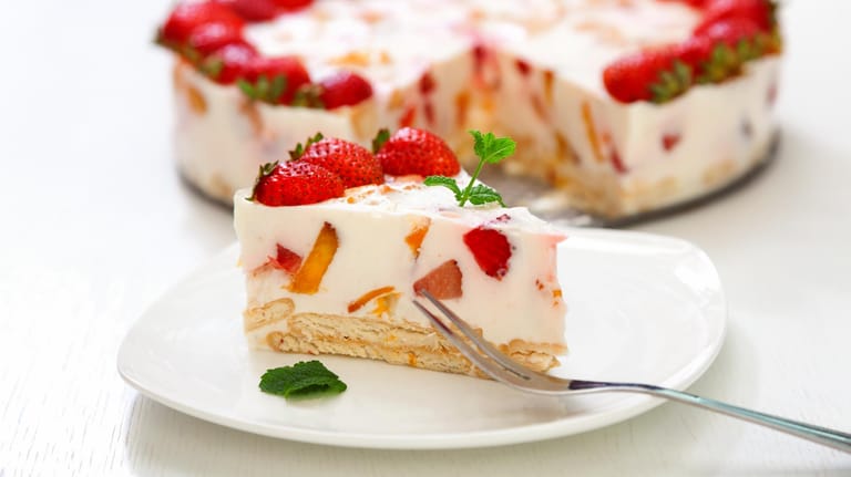 Die Erdbeer-Joghurt-Torte vereint die Süße des Gebäcks mit der Frische der Erdbeeren.