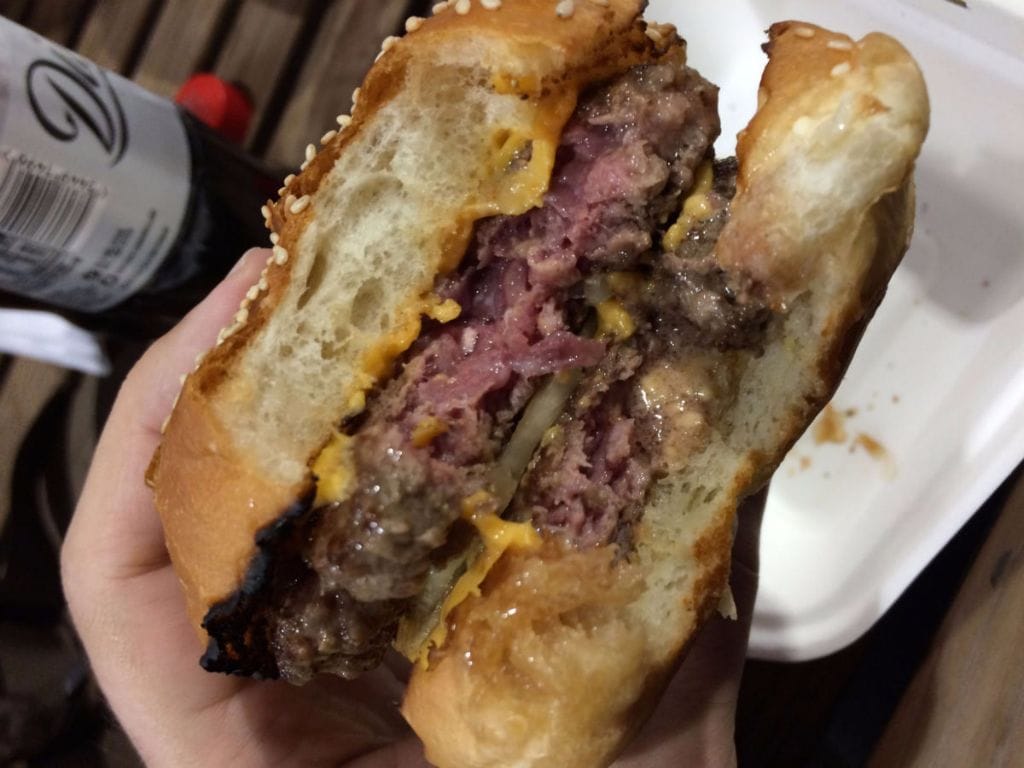 Das ist die neue Burger-Generation: Bei "Bleecker St" in Londons gleichnamiger Straße bestehen die Burger aus bestem Fleisch, guten Brötchen und wenigen, aber richtig gesetzten Zutaten. Auch nach Deutschland ist der Trend schon rübergeschwappt.