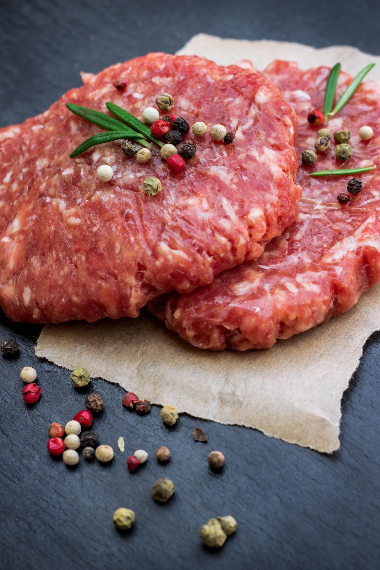 Darauf kommt's an: Frisches Top-Rindfleisch prägt den Geschmack eines richtig guten Burgers – Saucen und Zutaten sollten ihn verstärken und nicht überdecken.