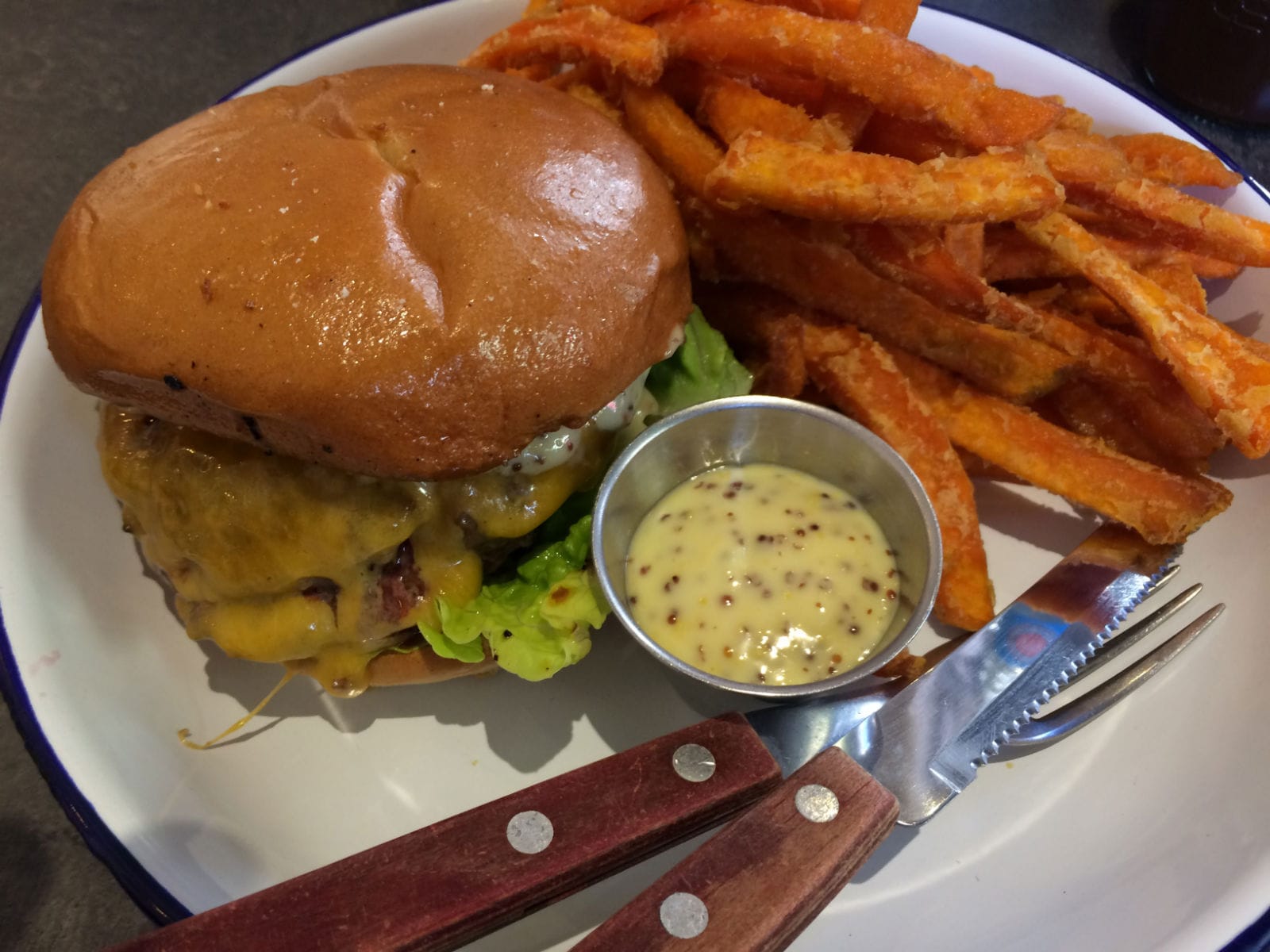 Bei Ottos Burger in Hamburg werden in traditioneller Bar-Atmosphäre gute Burger nach US-Vorbild gebraten: Nicht überladen, dafür mit frischen Zutaten.