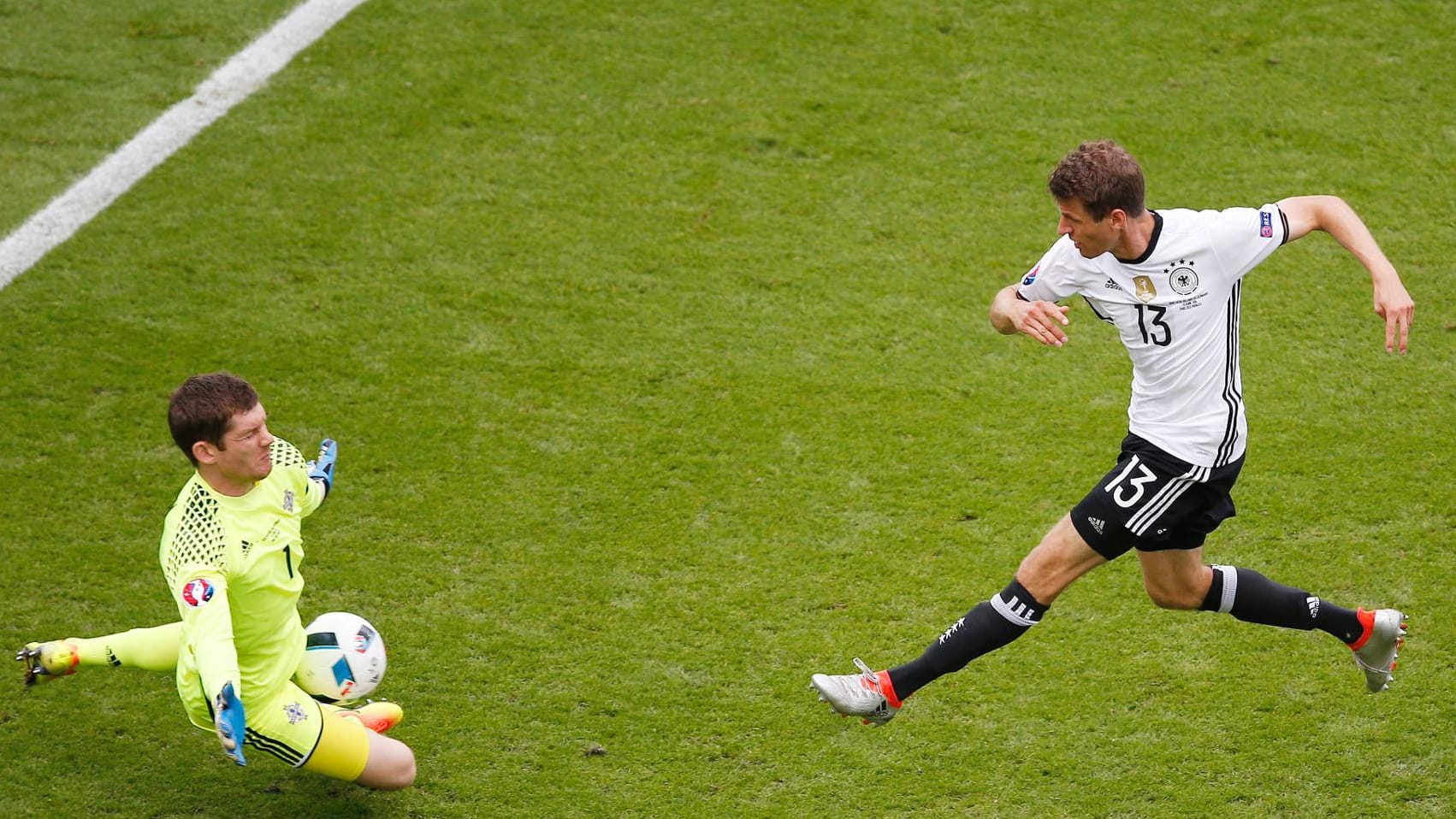 Nordirland-Keeper Michael McGovern (li.) verhindert das erste EM-Tor von Thomas Müller. Nordirland-Keeper Michael McGovern (li.) verhindert das erste EM-Tor von Thomas Müller.