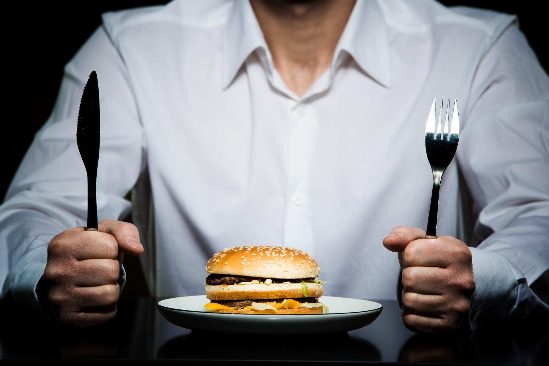Das geht gar nicht: Hamburger werden aus der Hand gegessen. Egal, in welchem Restaurant man ihn bestellt.