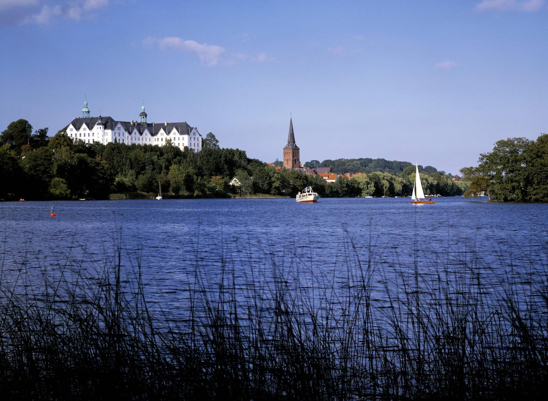 Die Seenplatte der Holsteinischen Schweiz ist ein Paradies für Wassersportler, 200 Seen stehen zur Wahl. Größter ist der Große Plöner See 30 Kilometer südöstlich von Kiel.
