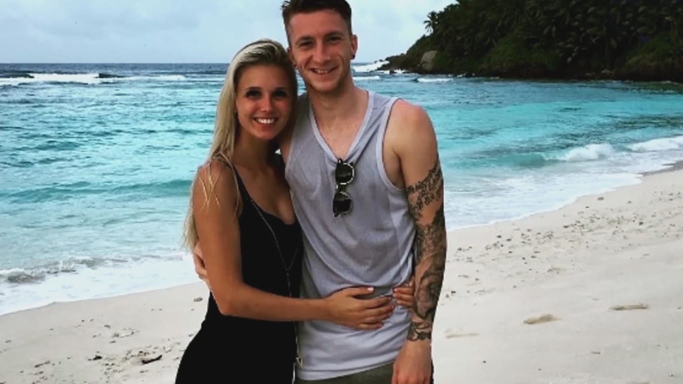 Von schlechter Laune ist bei Marco Reus derzeit nichts zu bemerken. Der BVB-Star entspannt im Urlaub mit seiner Freundin.