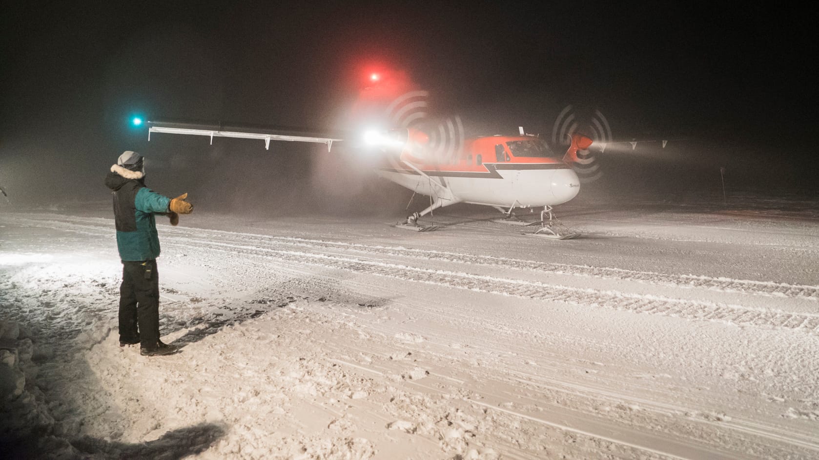 Eine Twin-Otter-Maschine landet bei Dunkelheit an der Amundsen-Scott-Polarstation. Eine Twin-Otter-Maschine landet bei Dunkelheit an der Amundsen-Scott-Polarstation.