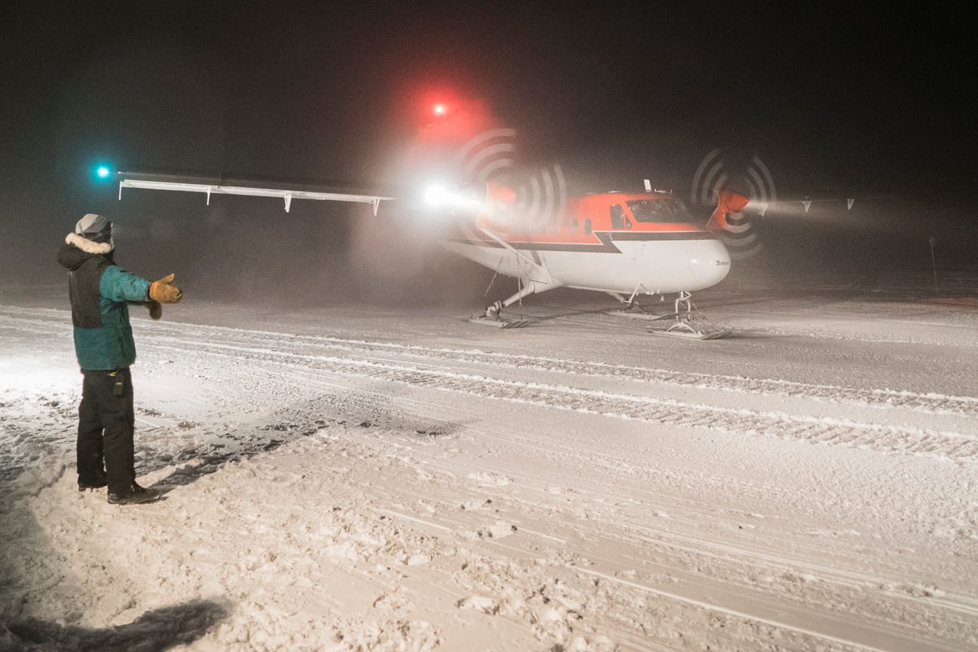 Eine Twin-Otter-Maschine landet bei Dunkelheit an der Amundsen-Scott-Polarstation.