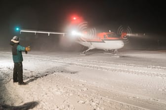 Eine Twin-Otter-Maschine landet bei Dunkelheit an der Amundsen-Scott-Polarstation.