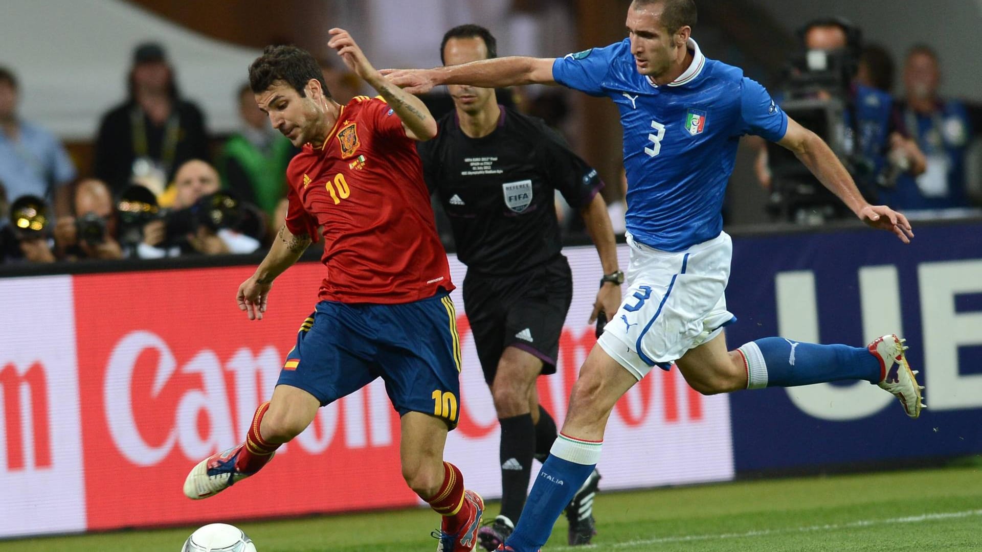 Blick zurück: Vor vier Jahren standen sich Spanien (links Cesc Fabregas) und Italien (rechts Giorgio Chiellini) im EM-Finale gegenüber.