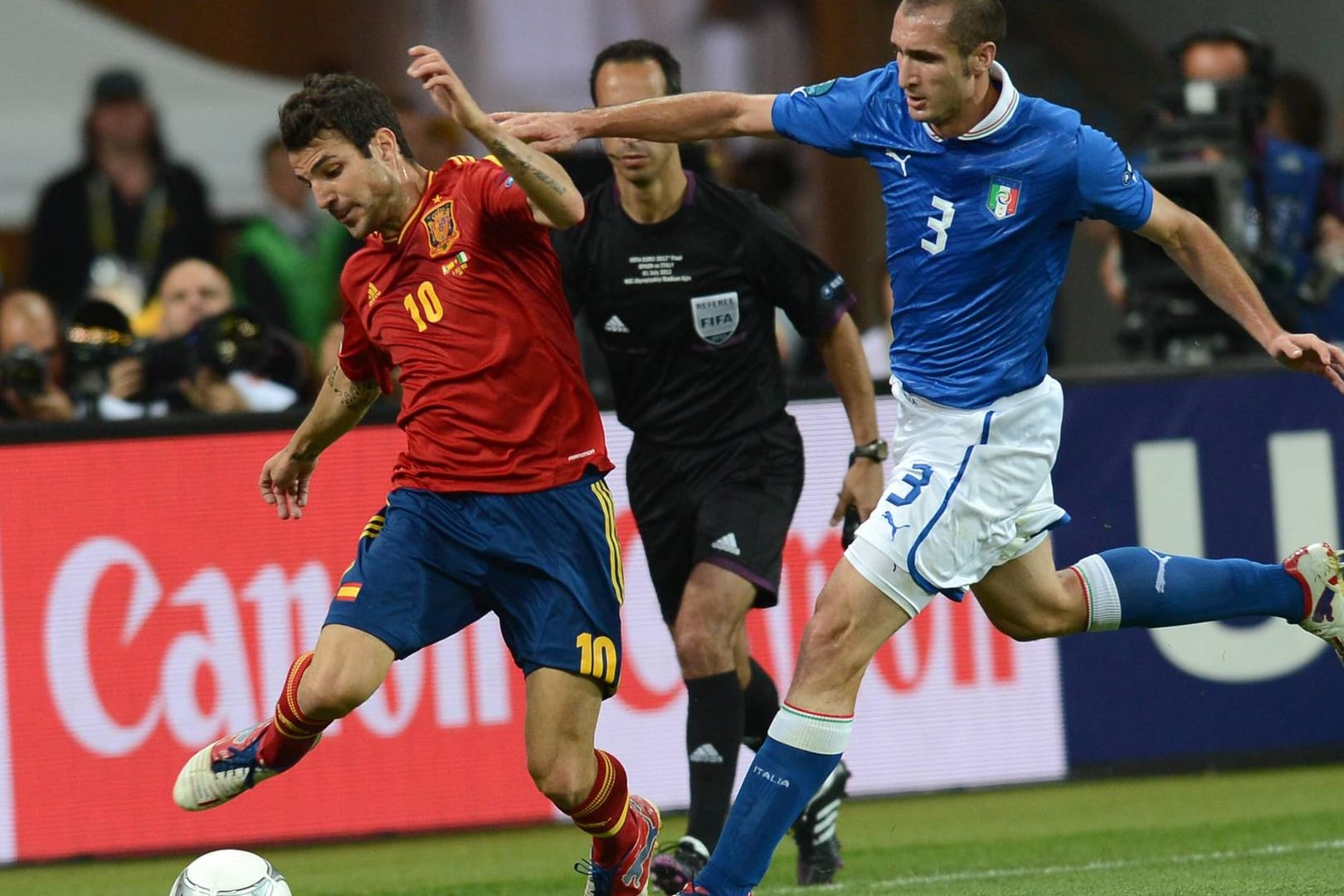 Blick zurück: Vor vier Jahren standen sich Spanien (links Cesc Fabregas) und Italien (rechts Giorgio Chiellini) im EM-Finale gegenüber.