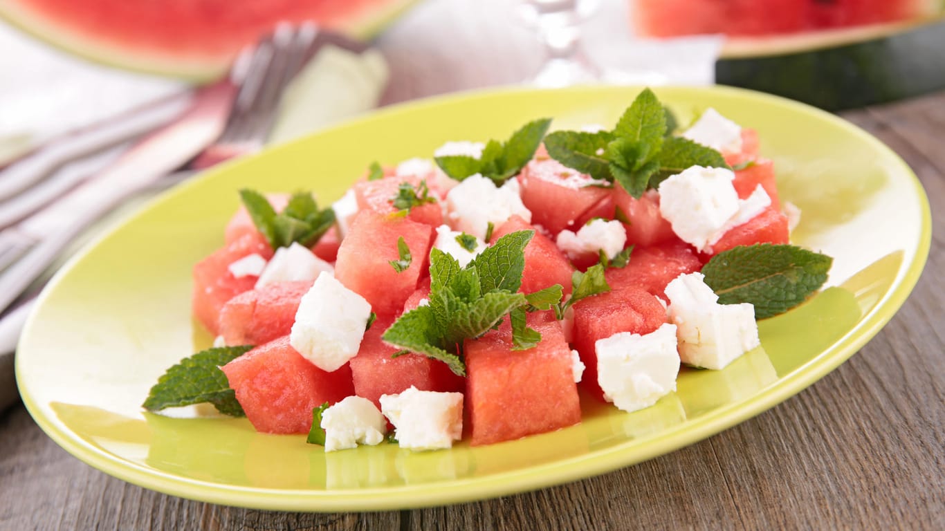 Wassermelone, Feta und Minze sorgen im Sommer für Abkühlung auf dem Teller.