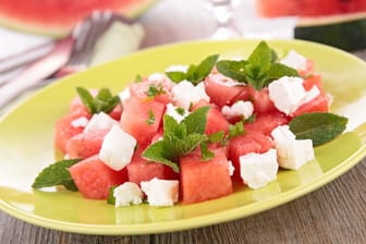 Wassermelone, Feta und Minze sorgen im Sommer für Abkühlung auf dem Teller.