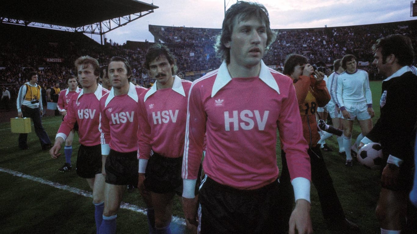 Blick zurück: Schon in der Saison 1976/1977 traten die Profis des Hamburger SV (vorne rechts Manfred Kaltz, Hans-Jürgen Ripp, Willi Reimann und Caspar Memering) in rosa Trikots an.