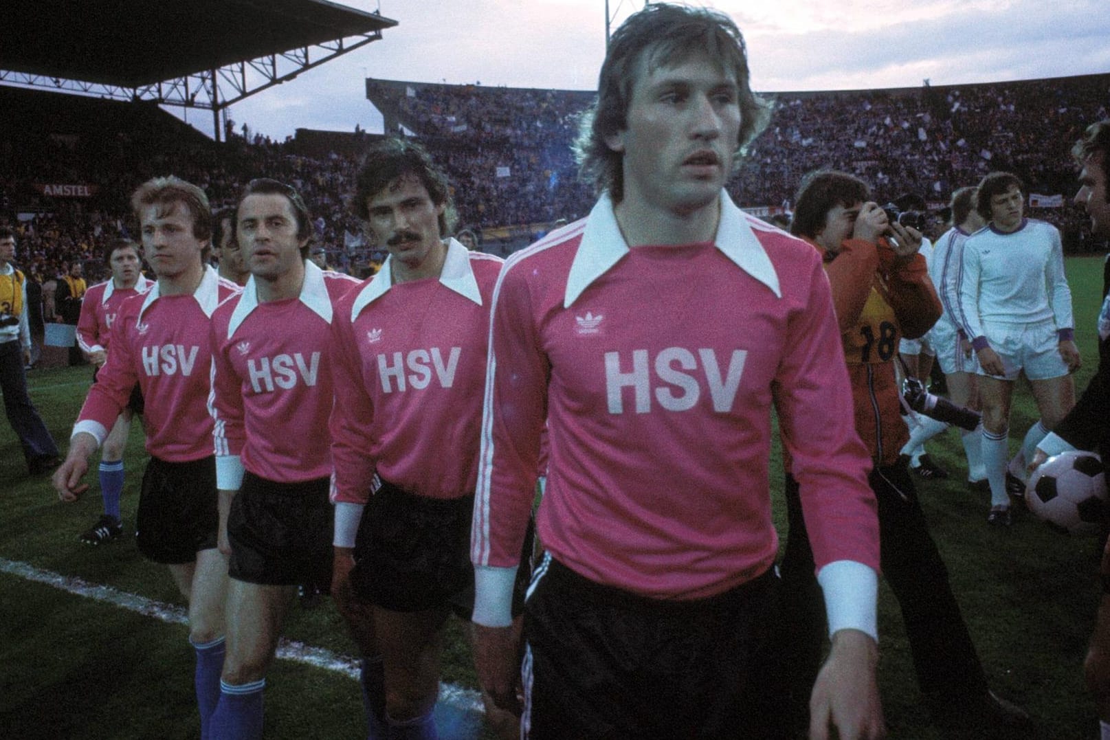 Blick zurück: Schon in der Saison 1976/1977 traten die Profis des Hamburger SV (vorne rechts Manfred Kaltz, Hans-Jürgen Ripp, Willi Reimann und Caspar Memering) in rosa Trikots an.