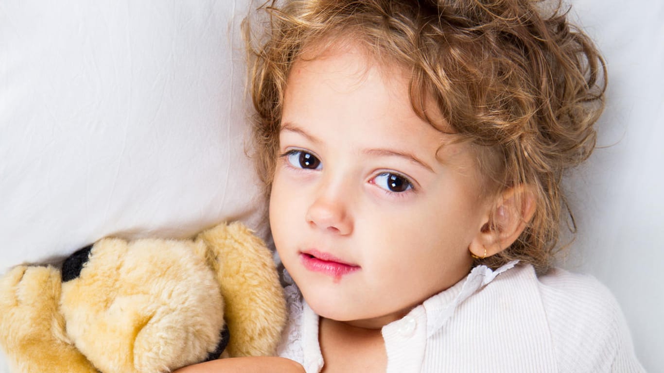 Vor allem Kinder, mitunter aber auch Babys können sich mit der Mundfäule infizieren.