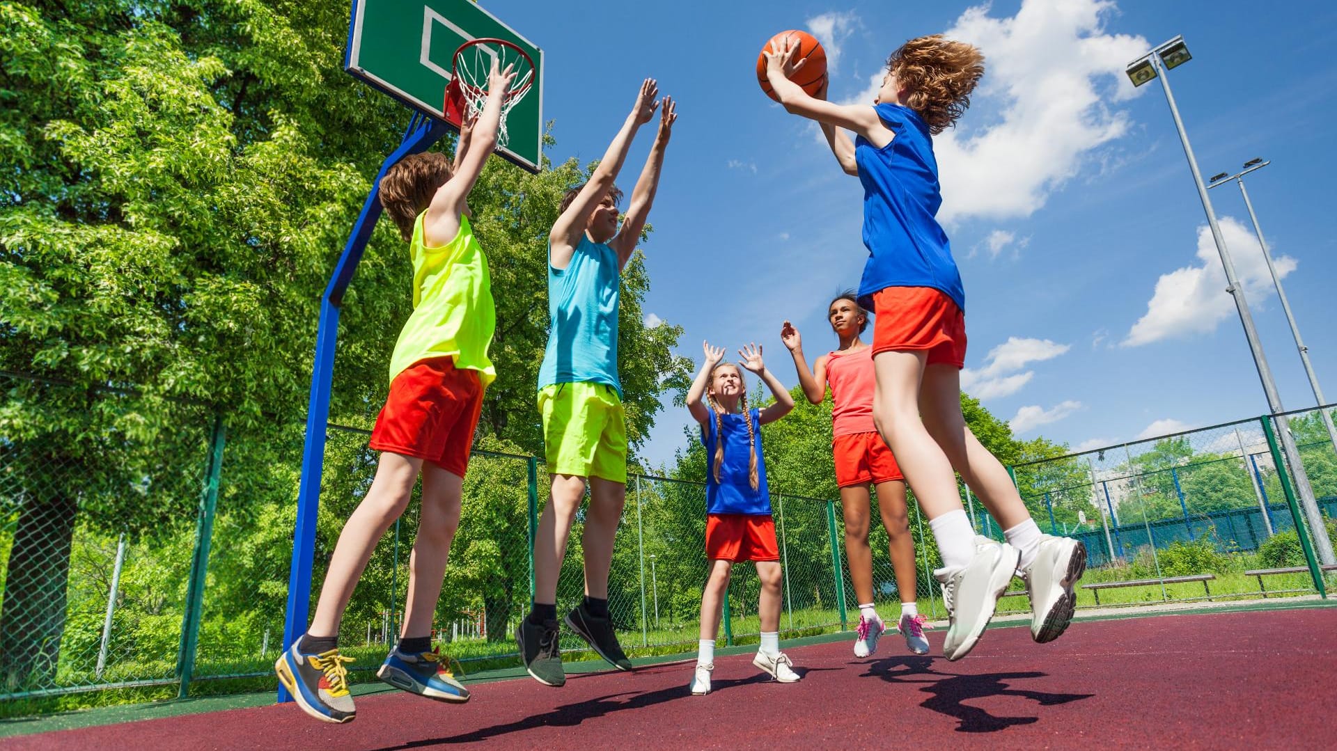 Sport in der Gruppe stärkt Teamgeist und Selbstvertrauen.