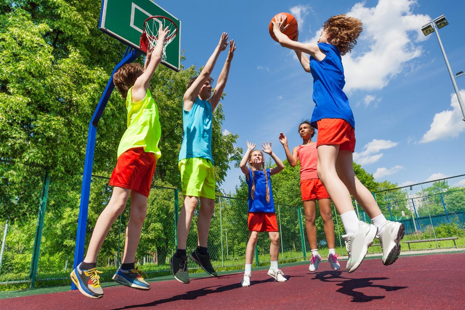 Sport in der Gruppe stärkt Teamgeist und Selbstvertrauen.