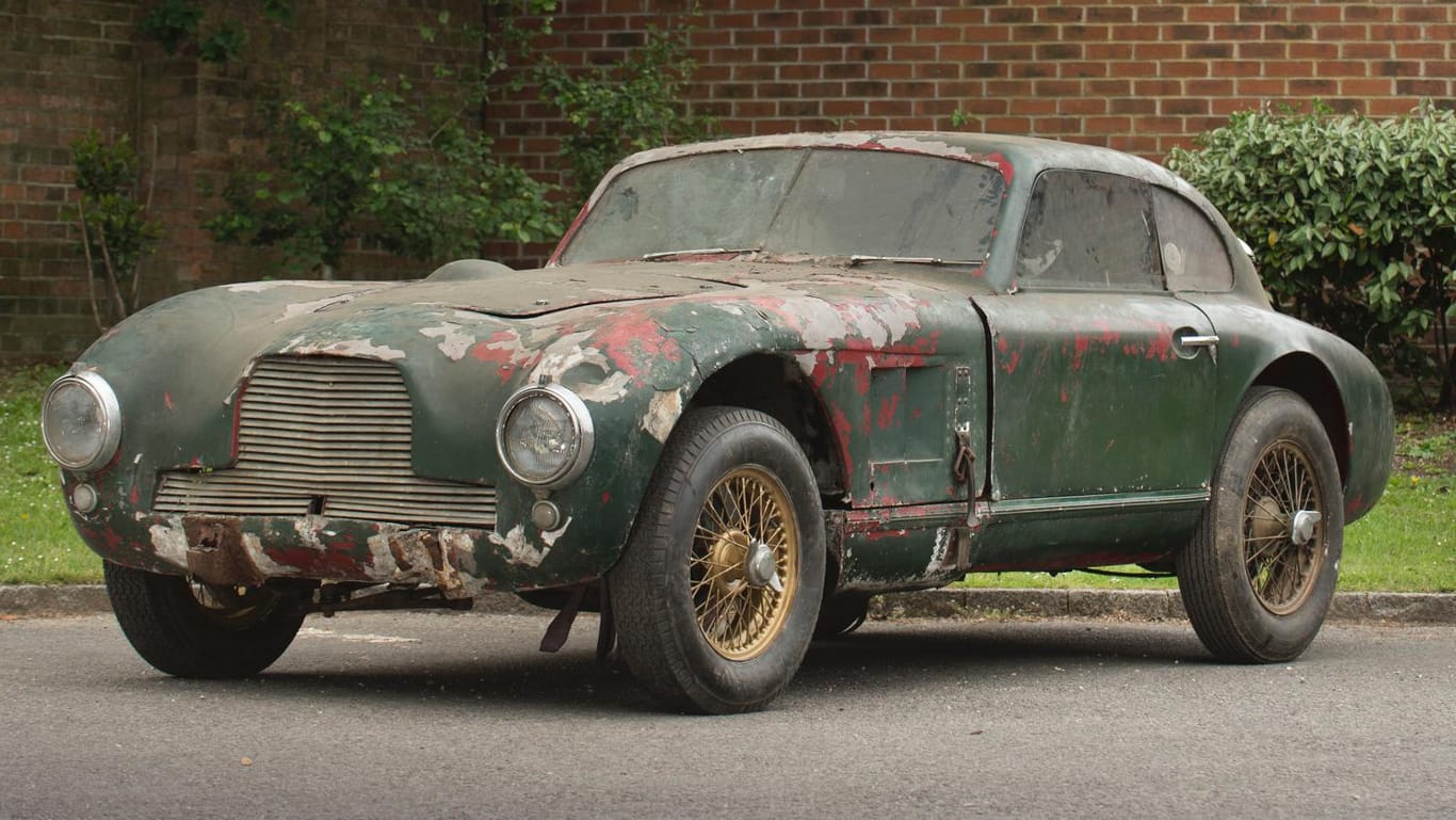 Dieser schrottreife Aston Martin kommt unter den Hammer und ist trotz seines Zustand Millionen wert.