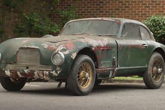 Dieser schrottreife Aston Martin kommt unter den Hammer und ist trotz seines Zustand Millionen wert.
