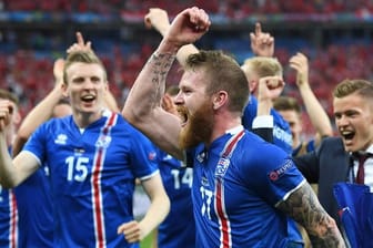 In ihrer aufgeputschten Stimmung sind die Isländer bereit, es mit allen und jedem aufzunehmen - aber zuerst kommt England.