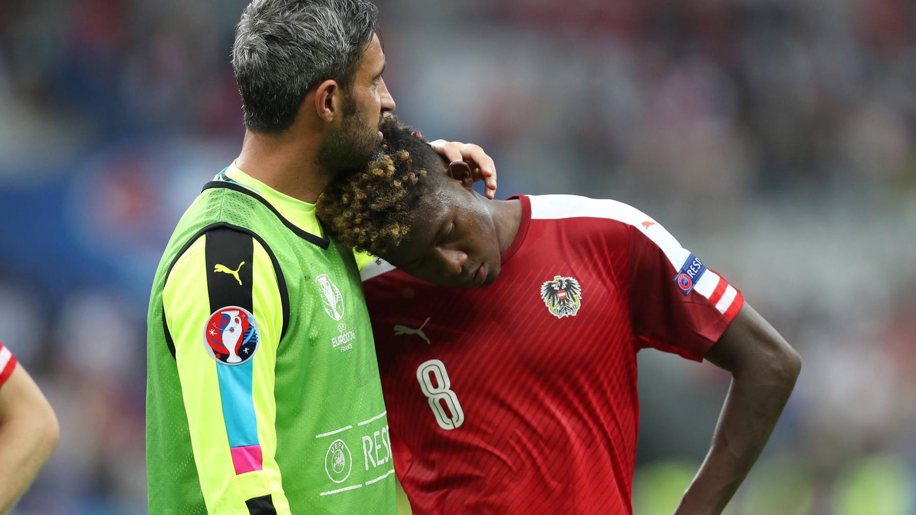 Bitteres EM-Aus: Ramazan Özcan tröstet David Alaba (re.).