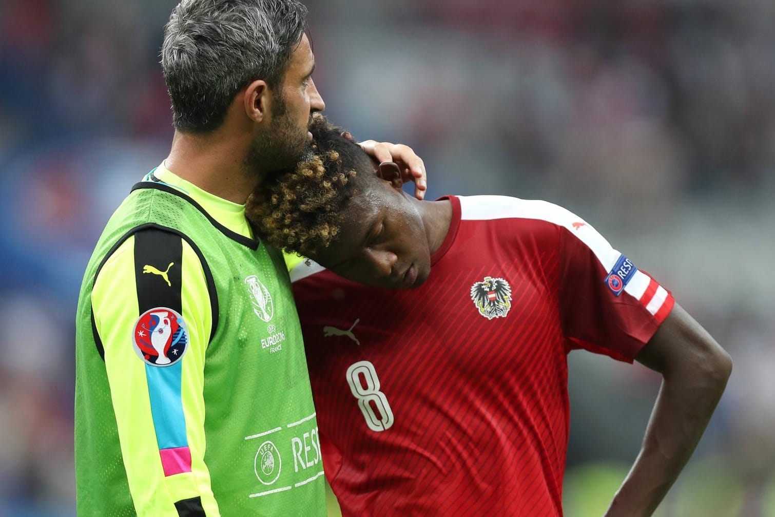 Bitteres EM-Aus: Ramazan Özcan tröstet David Alaba (re.).