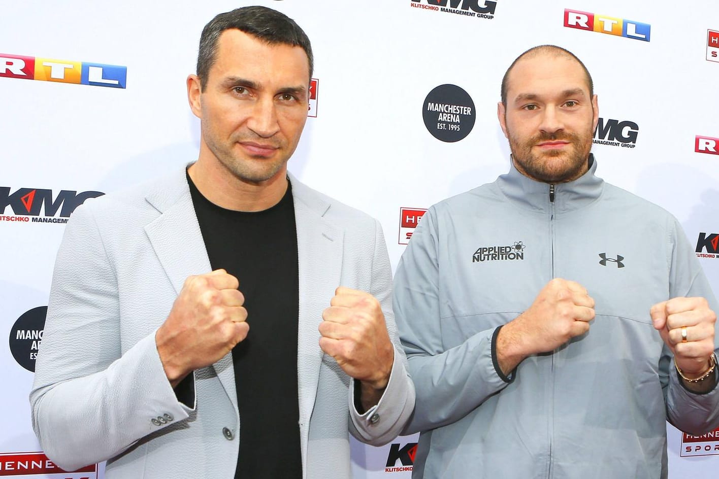 Wladimir Klitschko (li.) und Tyson Fury werden nicht wie geplant am 9. Juli in den Ring steigen.