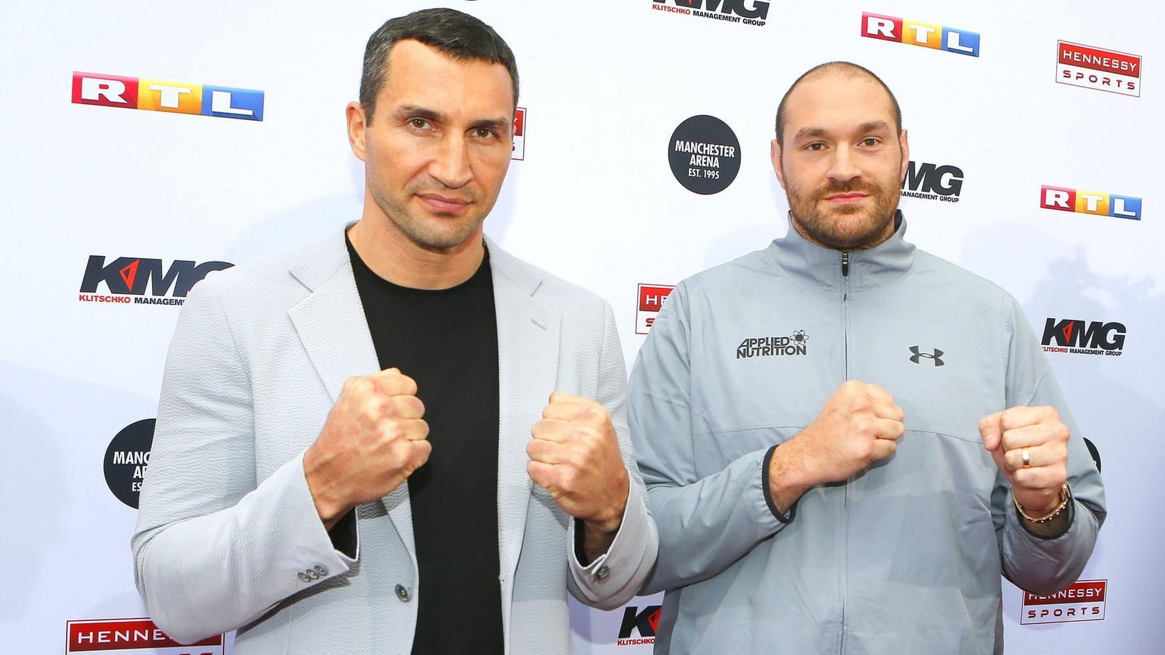 Wladimir Klitschko (li.) und Tyson Fury werden nicht wie geplant am 9. Juli in den Ring steigen.