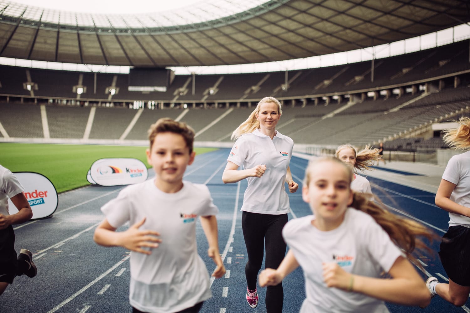 So fühlt es sich an, im Berliner Olympiastadion zu laufen! Zusammen mit Profi-Sportlerin Britta Steffen erleben die Kinder die Faszination Sport.