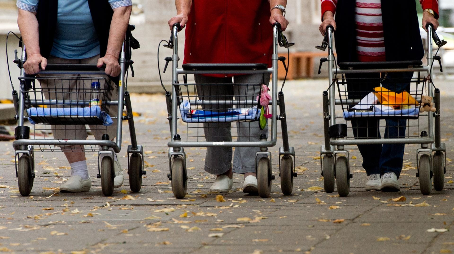 Ein Rollator erhält Senioren die Mobilität.