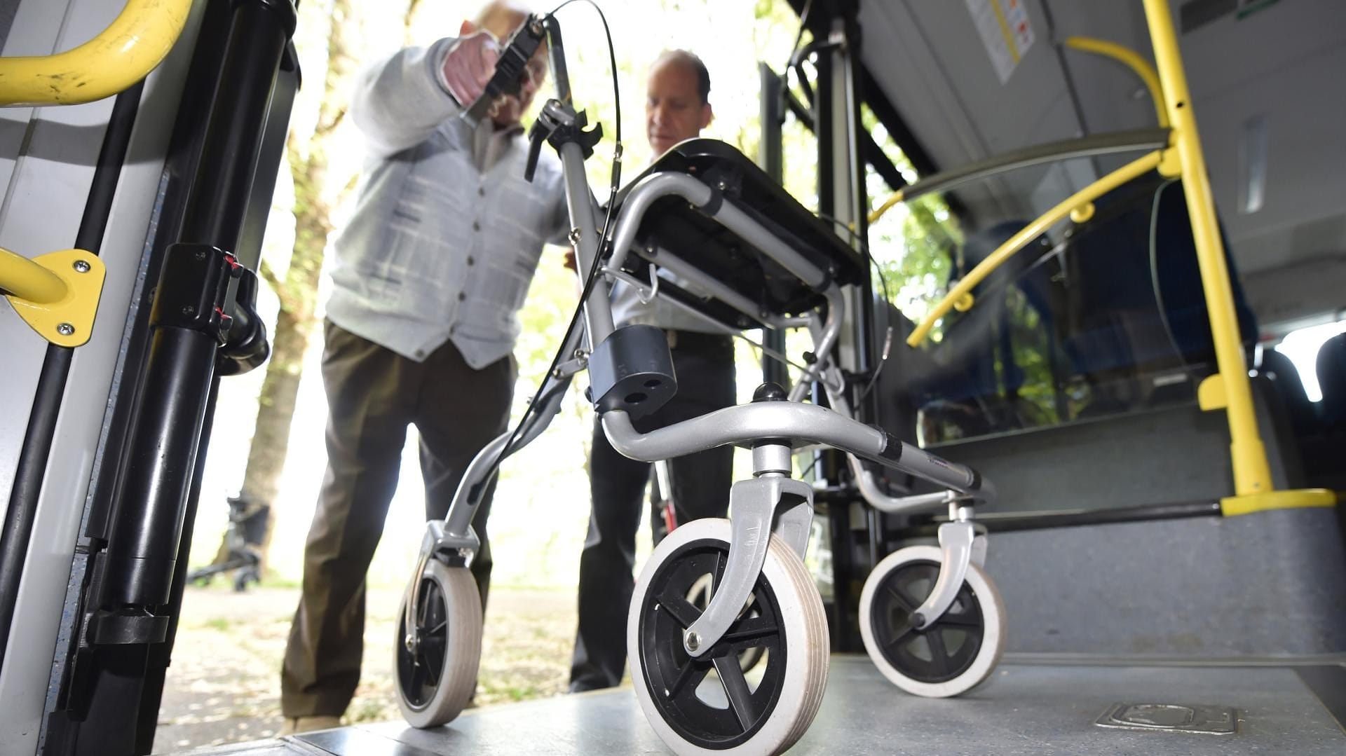 Richtig gehen mit vier Rädern: Den passenden Rollator finden.