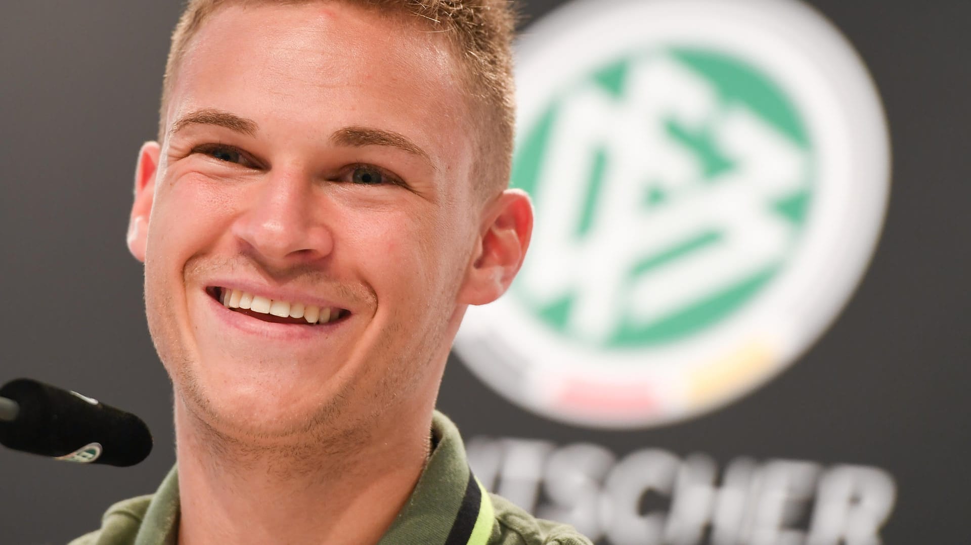 Joshua Kimmich hat mit seinem couragierten Auftritt gegen Nordirland viel Aufmerksamkeit auf sich gezogen. Joshua Kimmich hat mit seinem couragierten Auftritt gegen Nordirland viel Aufmerksamkeit auf sich gezogen.