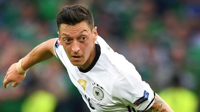 Auch Mesut Özil ist tätowiert.