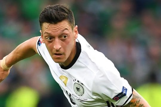 Auch Mesut Özil ist tätowiert.