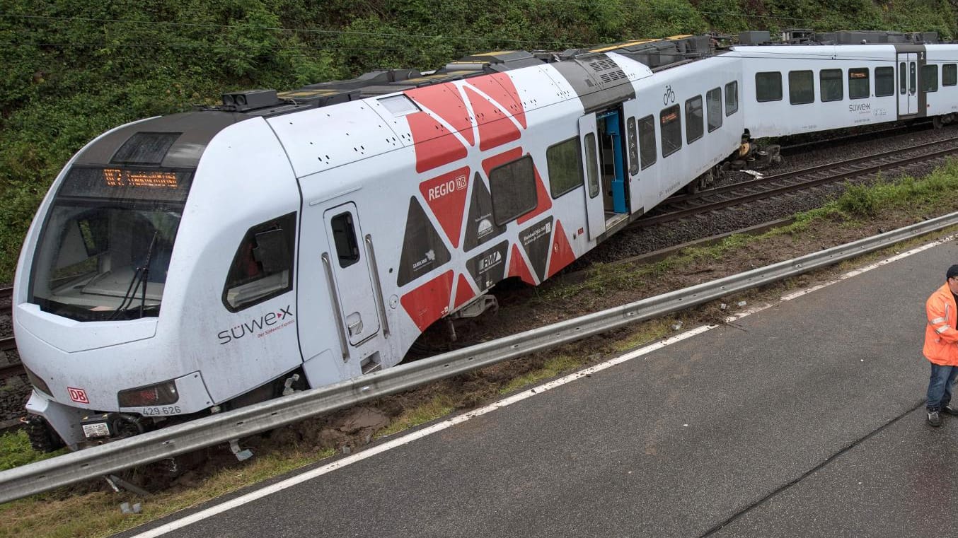 Entgleister Regionalexpress in Oberwesel auf der Bahnstrecke Koblenz-Frankfurt.