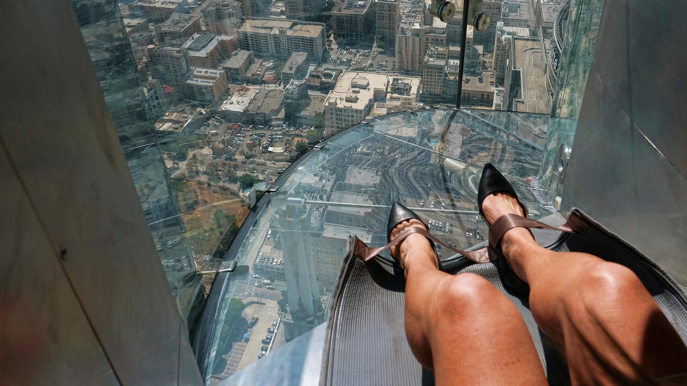 Und abwärts geht's in 300 Metern Höhe auf dem "Skyslide" über den Dächern von Los Angeles.