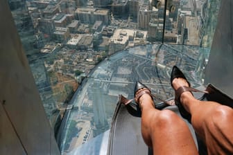 Und abwärts geht's in 300 Metern Höhe auf dem "Skyslide" über den Dächern von Los Angeles.