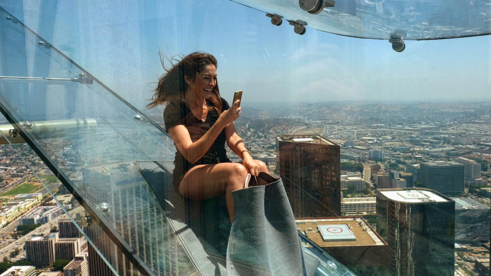 Die australische Reporterin Angela Cox durfte vorab schon mal auf dem "Skyslide" rutschen.