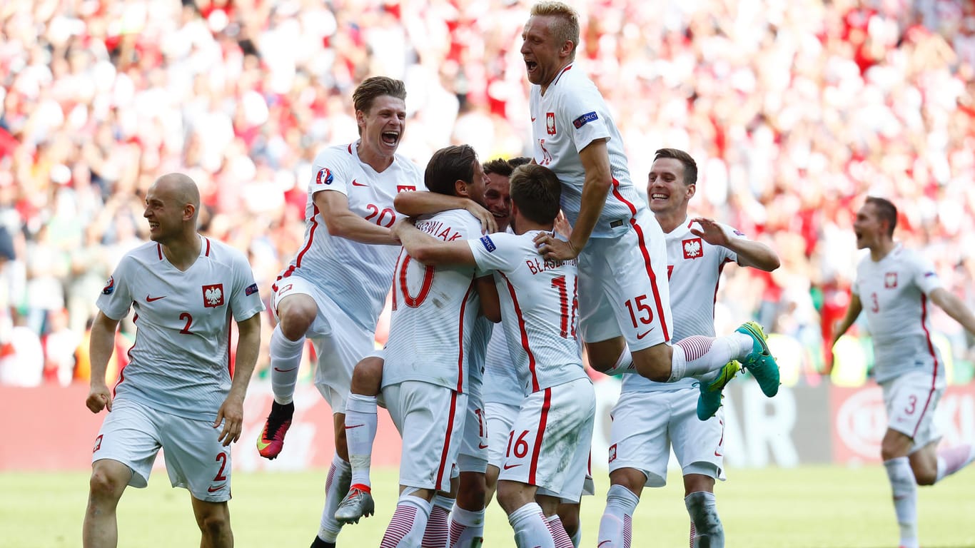 Auf dem Weg ins Viertelfinale: Die Polen bejubeln ihren Sieg im Elfmeterschießen.