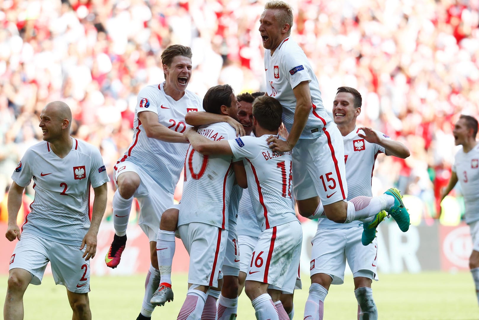 Auf dem Weg ins Viertelfinale: Die Polen bejubeln ihren Sieg im Elfmeterschießen.