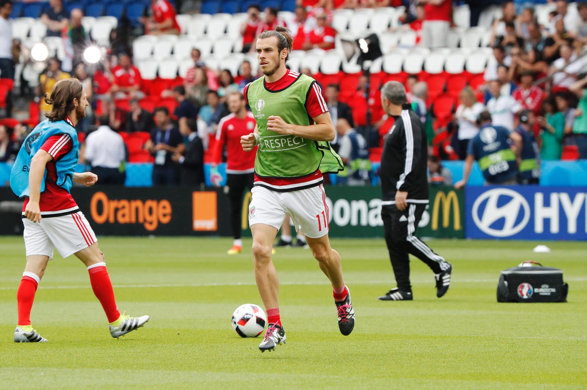 Wales' Hoffnungsträger Gareth Bale macht sich vor der Partie warm - mit drei EM-Toren führt er, gemeinsam mit dem Spanier Alvaro Morata, die aktuelle Torjäger-Liste des Turniers an.