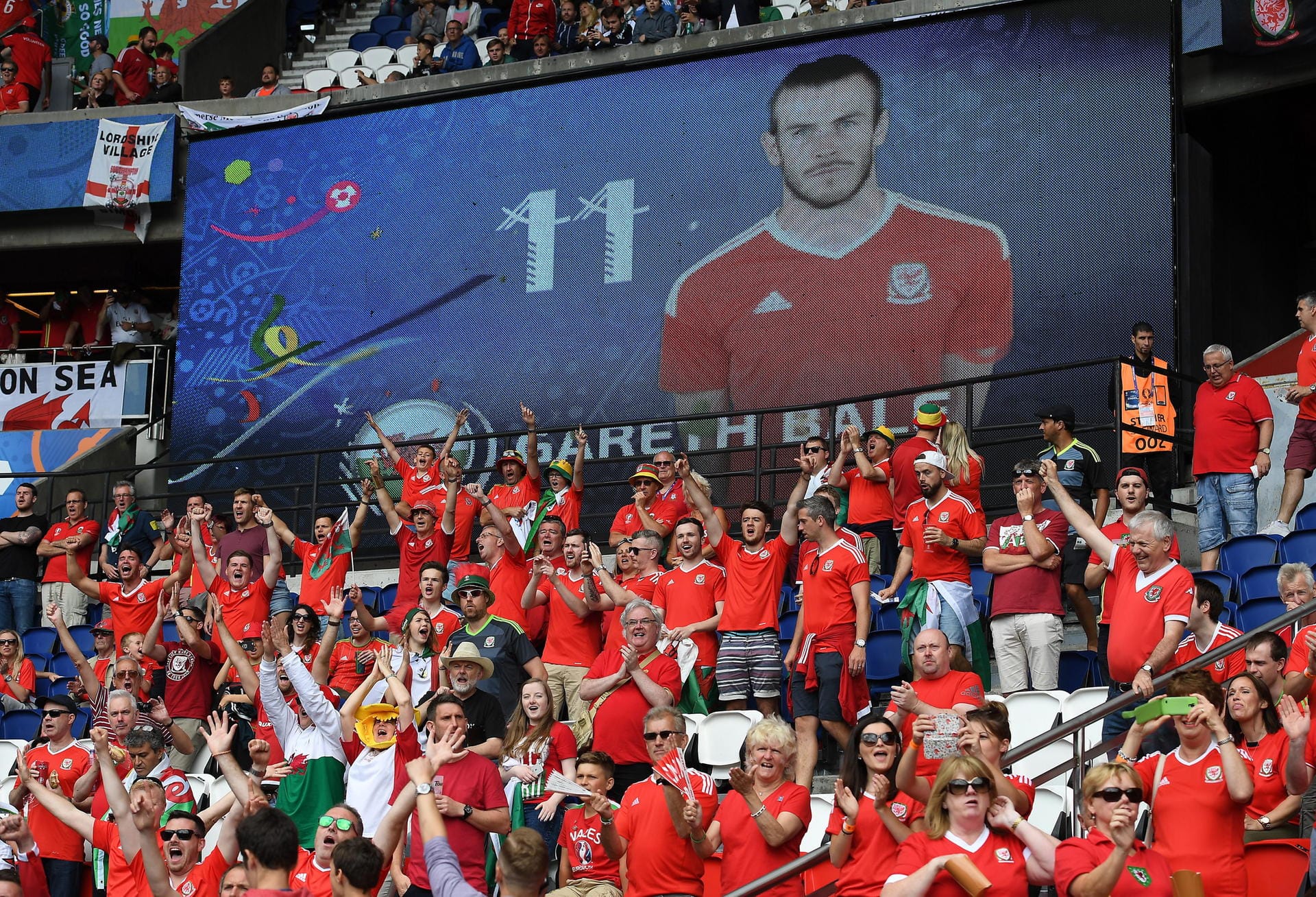 Und dann geht es auch schon weiter: Im zweiten EM-Achtelfinale kommt es zum "Battle of Britain" - Wales trifft auf Nordirland! Klar, dass die walisischen Fans ihrem Superstar Gareth Bale huldigen...
