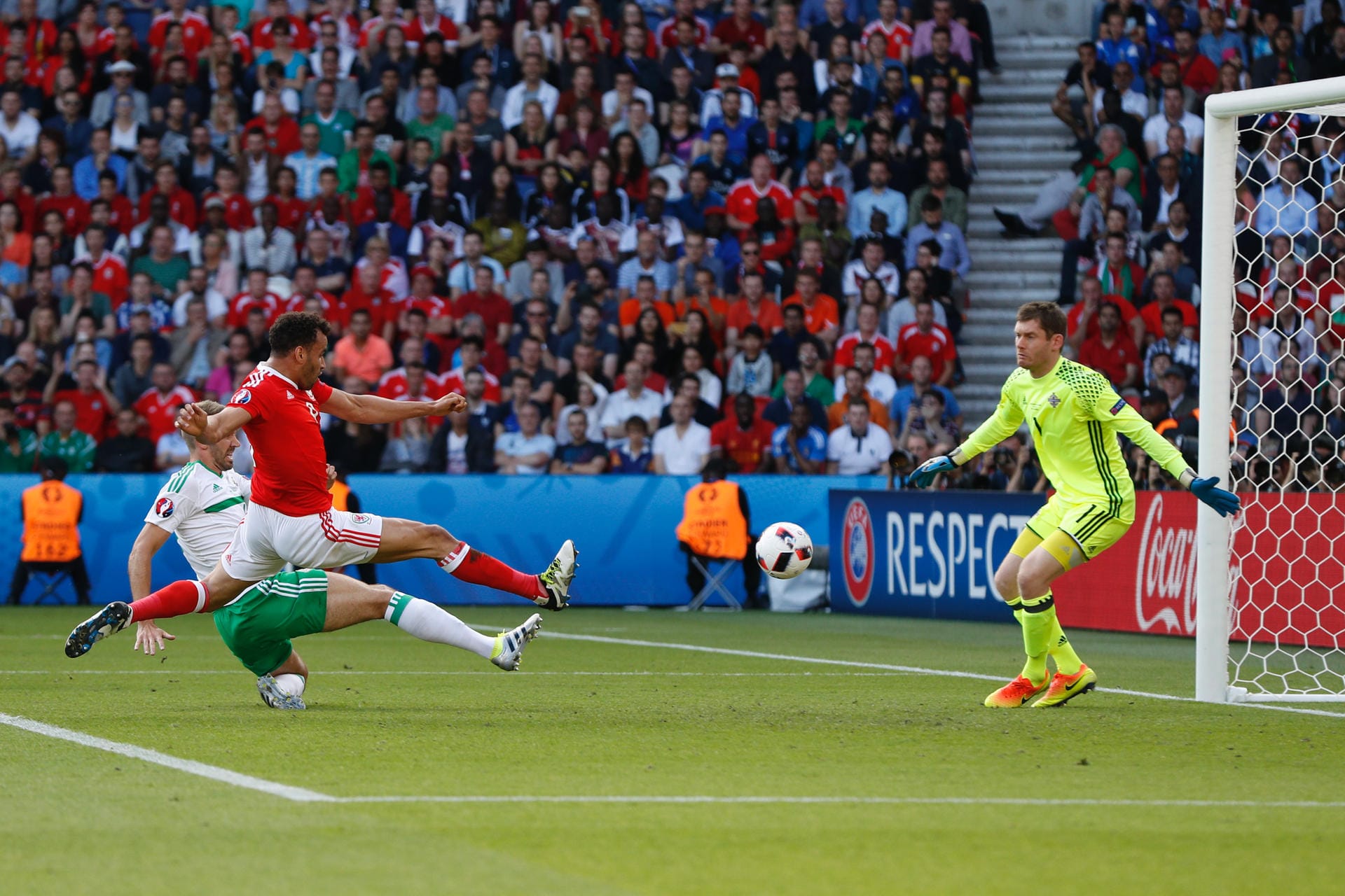 ... und dann passiert es! Wales geht durch ein Eigentor von Gareth McAuley in der 75. Minute mit 1:0 in Führung. Bale hatte zuvor eine scharfe Flanke von links hereingebracht. Am Ende bleibt es dabei, Wales steht im Viertelfinale, Nordirland scheidet aus.