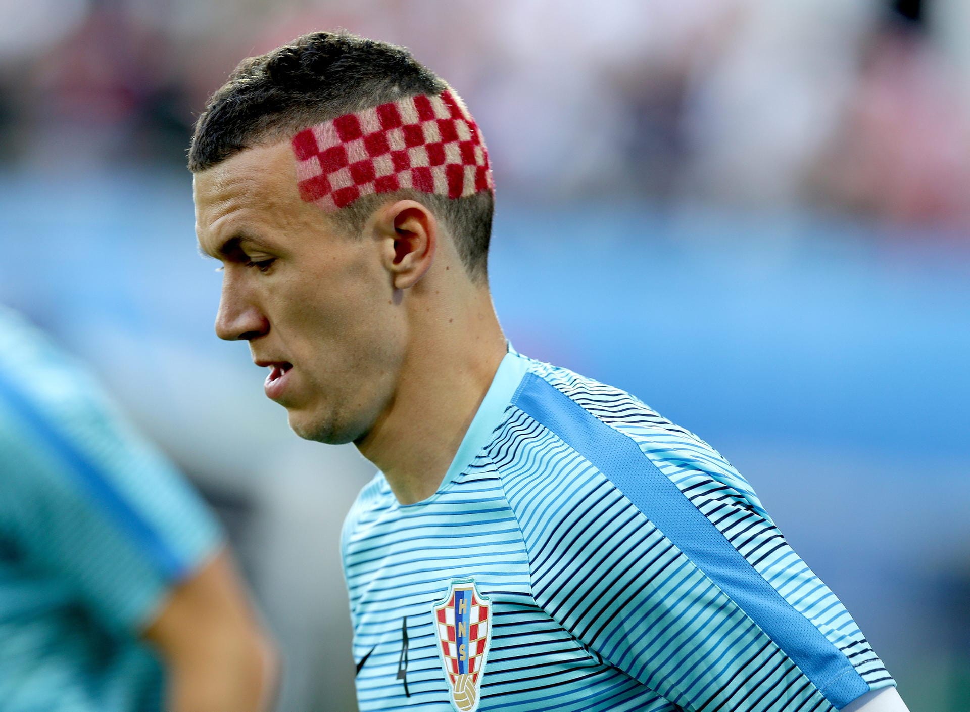 Kroatien schlug derweil souverän Spanien mit 2:1 - und hofft ebenfalls auf den großen Wurf. Der Ex-Wolfsburger Ivan Perisic besticht derweil mit kurioser Frisur: die kroatische Fahne im Haar, den Patriotismus im Herzen.