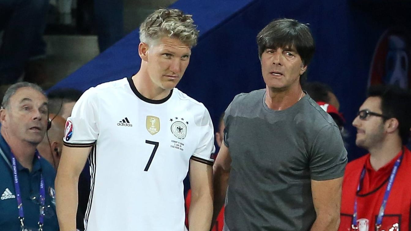Beordert Joachim Löw (re.) Kapitän Bastian Schweinsteiger in die Startelf gegen die Slowakei? Beordert Joachim Löw (re.) Kapitän Bastian Schweinsteiger in die Startelf gegen die Slowakei?