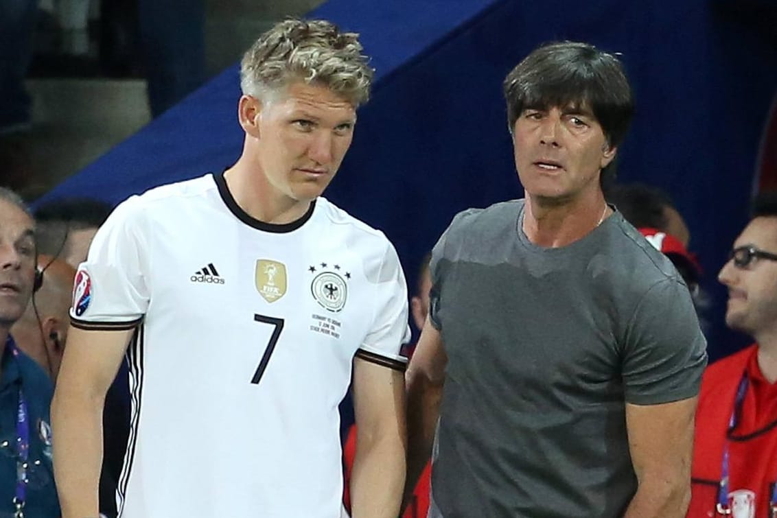 Beordert Joachim Löw (re.) Kapitän Bastian Schweinsteiger in die Startelf gegen die Slowakei?