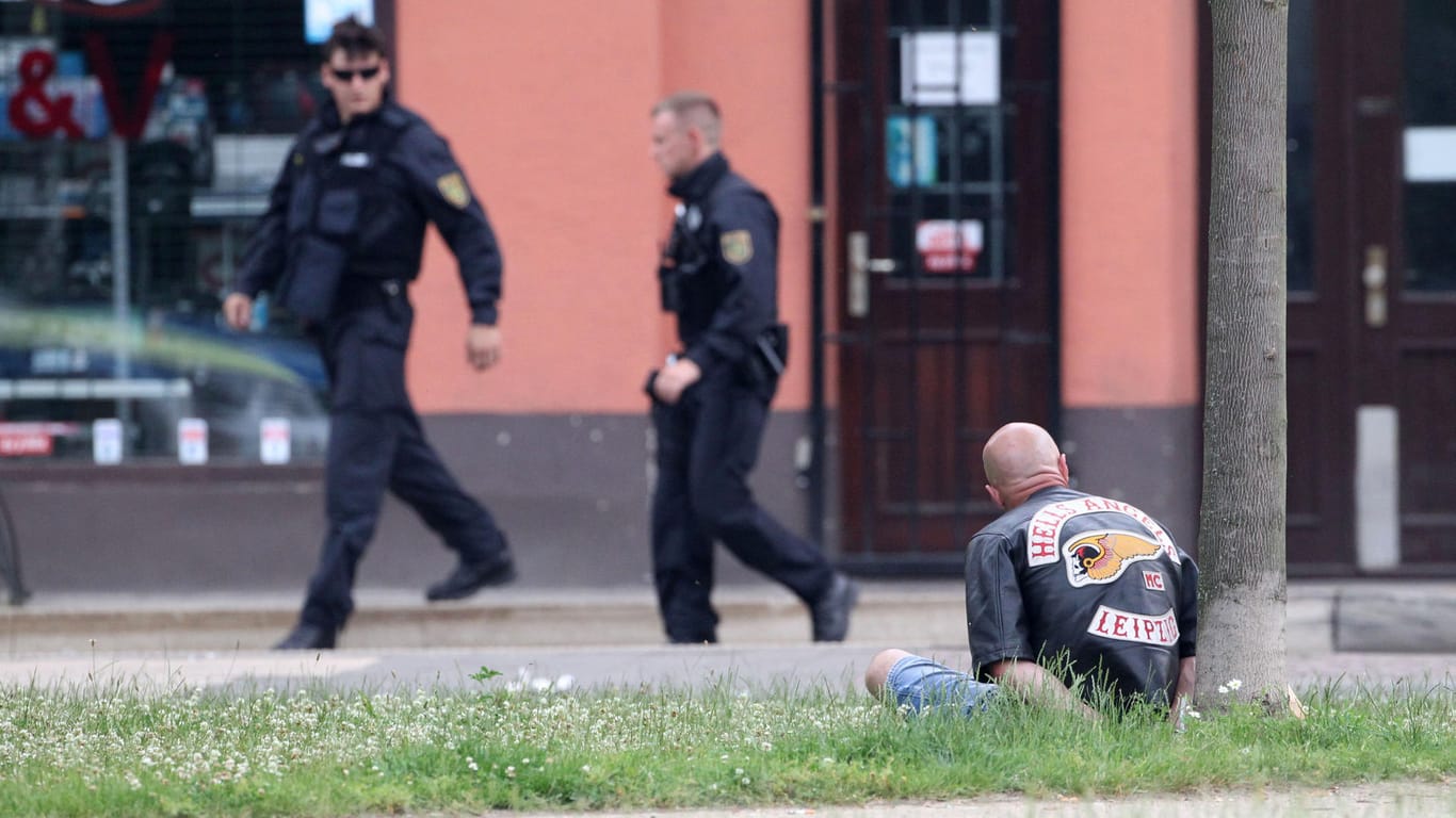 Ein gefesselter Rocker beim Polizeieinsatz in Leipzig.