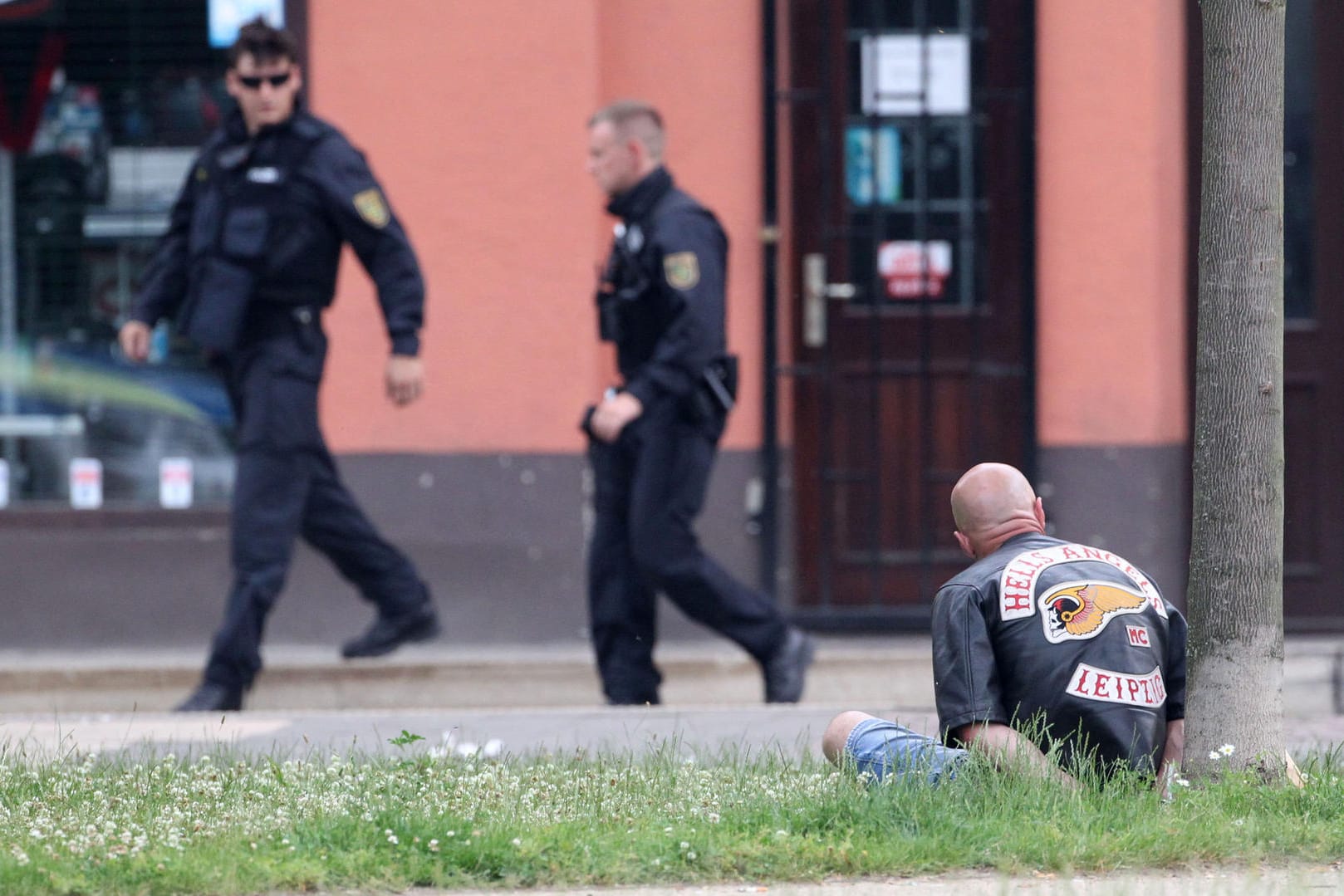 Ein gefesselter Rocker beim Polizeieinsatz in Leipzig.