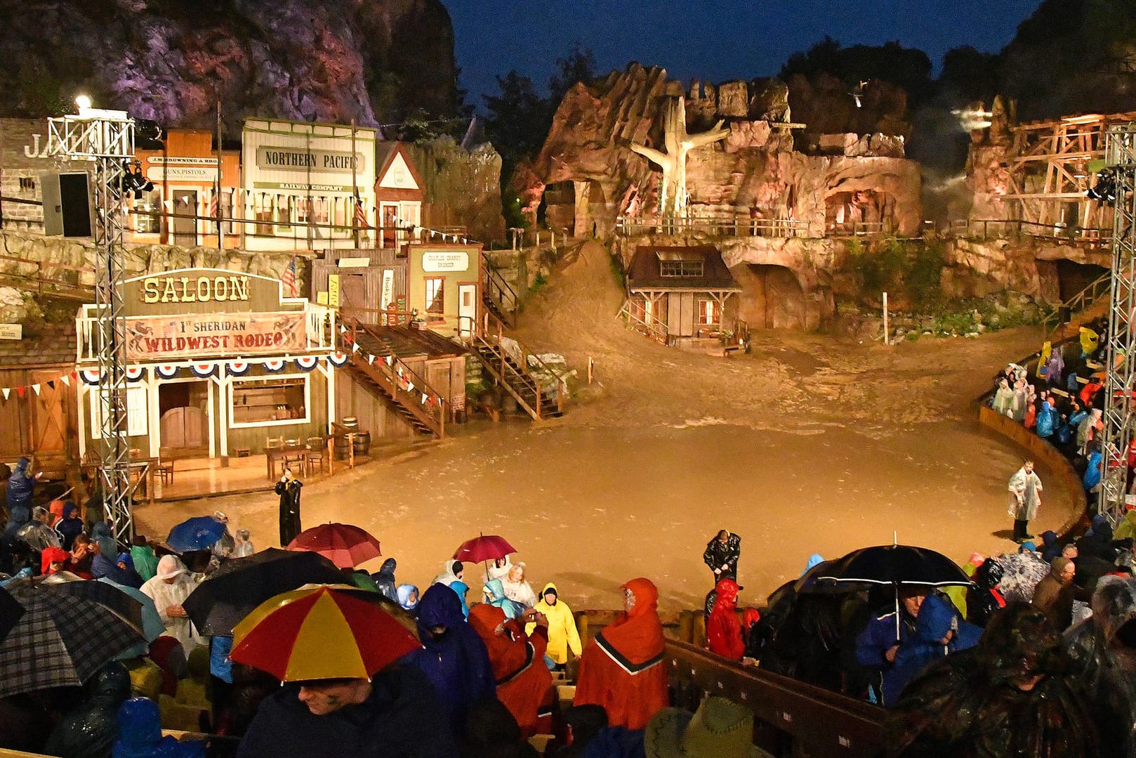 Bühne unter Wasser - die Premiere der Bad Segeberger Karl-May-Festspiele musste abgebrochen werden.